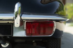 Image 14/50 de Jaguar E-Type (1968)