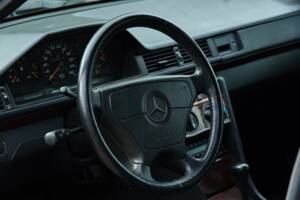 Image 29/63 of Mercedes-Benz 220 E (1993)