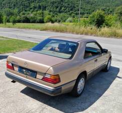 Image 9/42 of Mercedes-Benz 300 CE (1988)
