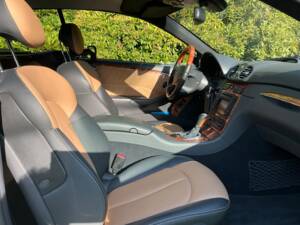 Immagine 27/41 di Mercedes-Benz CLK 320 (2003)