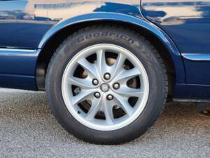 Image 8/30 de Jaguar XJ 8 4.0 Executive (1998)