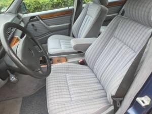 Afbeelding 9/54 van Mercedes-Benz 200 E (1992)