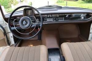 Image 9/32 of Mercedes-Benz 200 D (1966)