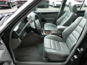 Image 9/21 of Mercedes-Benz 500 E (1992)