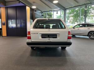Imagen 10/22 de Mercedes-Benz 220 TE (1993)