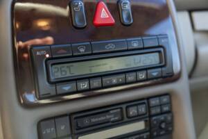 Image 45/50 of Mercedes-Benz CLK 200 (1997)