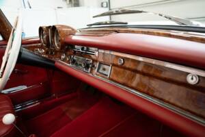 Image 24/37 of Mercedes-Benz 250 SE (1966)