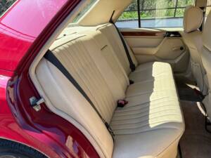 Image 29/50 of Mercedes-Benz E 200 (1993)