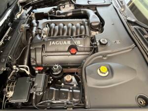 Image 2/50 of Jaguar XJ 8 Sovereign (2000)