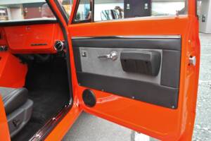 Image 16/30 of Chevrolet Suburban (1970)