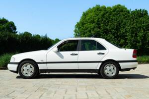 Immagine 4/50 di Mercedes-Benz C 200 Kompressor (1996)