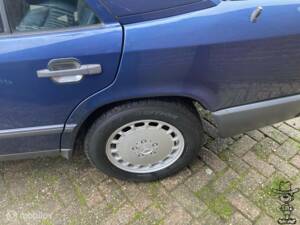 Bild 27/50 von Mercedes-Benz 300 E (1986)