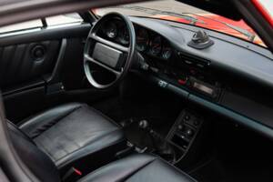 Image 26/29 of Porsche 911 Carrera 3.2 (1989)