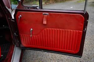 Image 41/43 of Morris Minor 1000 Traveller (1966)