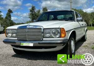 Image 1/10 de Mercedes-Benz 200 (1981)