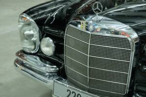 Image 21/50 of Mercedes-Benz 220 SE b (1963)
