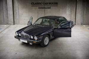 Image 91/97 of Daimler Double Six (1994)