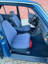 Image 2/8 of Mercedes-Benz 230 E (1984)