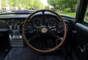 Bild 16/25 von Aston Martin DB 6 Mk II (1971)