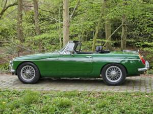 Image 5/8 of MG MGB (1977)