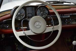 Image 30/61 de Mercedes-Benz 250 SE (1966)