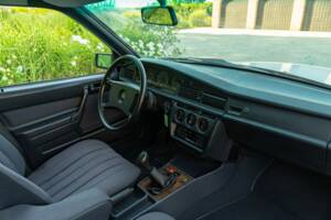 Afbeelding 21/44 van Mercedes-Benz 190 E (1987)