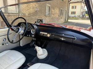Image 13/20 of Alfa Romeo 2000 Spider (1961)