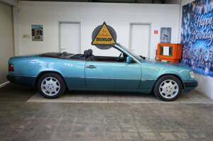 Afbeelding 46/50 van Mercedes-Benz 300 CE-24 (1993)