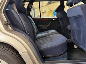 Bild 10/49 von Mercedes-Benz E 320 T (1993)
