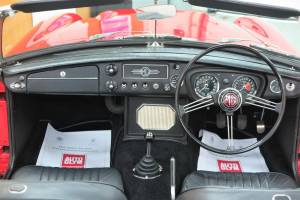 Image 7/12 of MG MGC (1969)