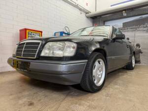 Bild 2/18 von Mercedes-Benz E 200 (1994)