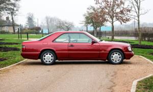 Immagine 2/47 di Mercedes-Benz E 220 (1995)