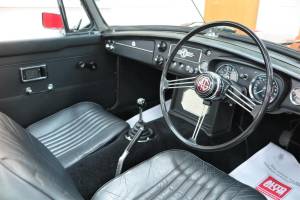 Image 6/12 of MG MGC (1969)