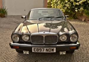 Image 2/50 of Jaguar XJ 12 (1988)