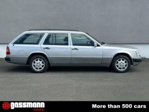 Image 4/15 of Mercedes-Benz 300 TD (1992)