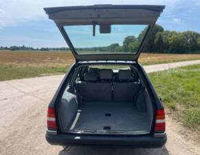 Image 9/81 de Mercedes-Benz 300 TE 4-Matic (1992)