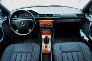 Bild 17/73 von Mercedes-Benz 230 E (1991)