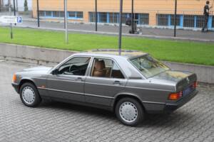 Image 3/27 of Mercedes-Benz 190 E (1987)