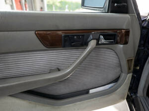 Immagine 18/40 di Mercedes-Benz 380 SE (1985)