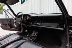 Image 85/108 de Porsche 911 Carrera 3.2 (1989)