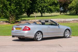 Image 23/50 of Mercedes-Benz CLK 55 AMG (2003)