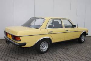 Image 2/10 of Mercedes-Benz 200 D (1982)