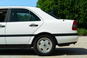 Immagine 11/50 di Mercedes-Benz C 200 Kompressor (1996)