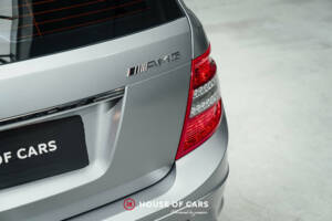 Afbeelding 15/24 van Mercedes-Benz C 63 AMG T (2010)
