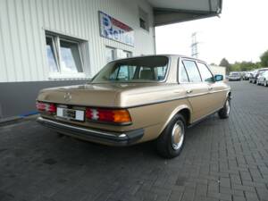 Image 4/19 of Mercedes-Benz 200 (1983)