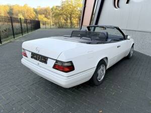 Image 9/36 of Mercedes-Benz E 200 (1994)