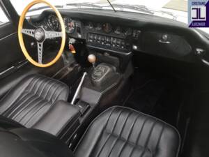 Image 32/51 de Jaguar E-Type (1970)