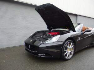 Image 73/99 of Ferrari California (2010)