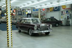 Image 16/50 of Mercedes-Benz 300 SE lang (1965)