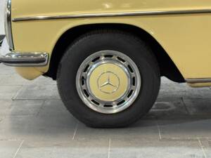 Immagine 17/35 di Mercedes-Benz 200 (1975)